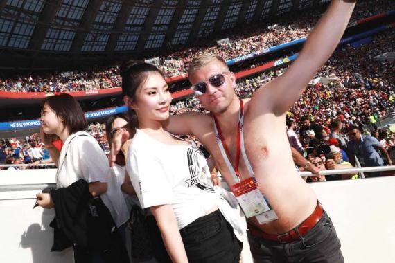 别样世界杯:刘语熙“反向神预测”,徐冬冬现场看球被生扑