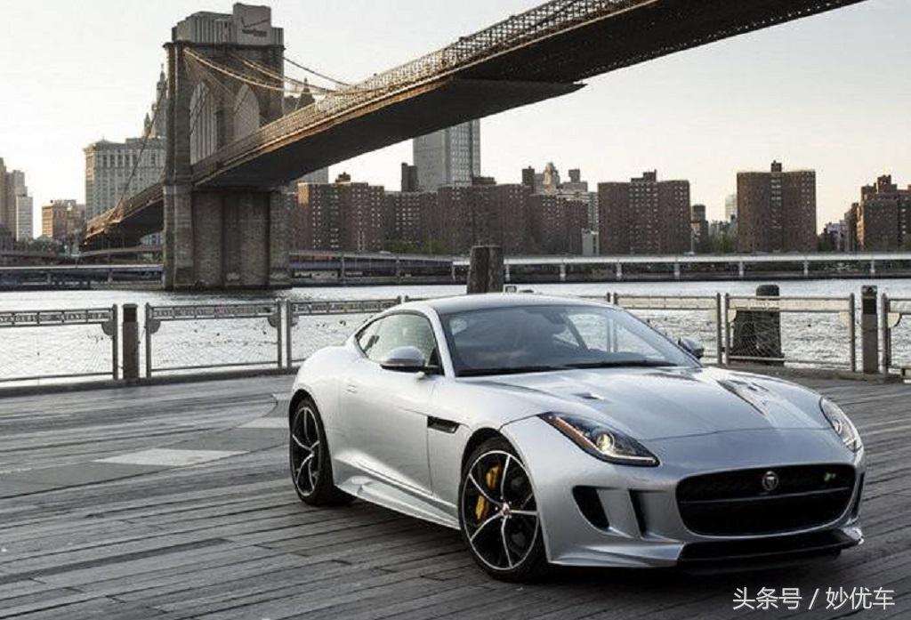 被誉为超跑的足球明星,足球场上的明星