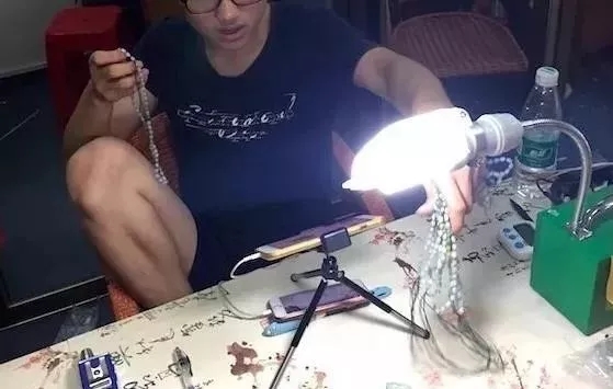 灯下不看玉的上一句,灯下不看玉是什么意思