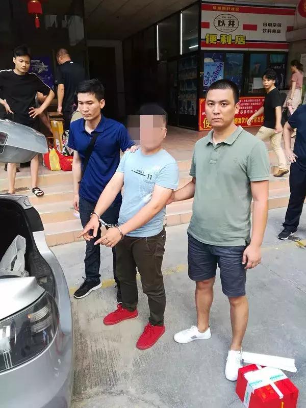 刑警支队破获一起网络贩枪案件,破获特大贩枪