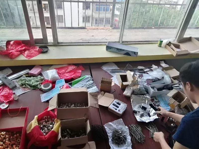 刑警支队破获一起网络贩枪案件,破获特大贩枪