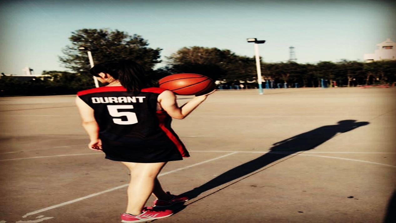 女学生来例假上体育课,女孩上体育课来例假以为是绝症