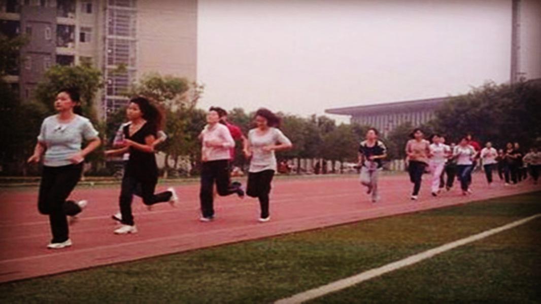 女学生来例假上体育课,女孩上体育课来例假以为是绝症