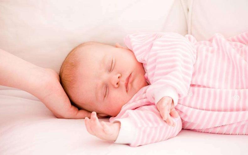 婴儿缺钙出汗和热出汗的区别,小孩不缺钙但睡觉就一直出汗