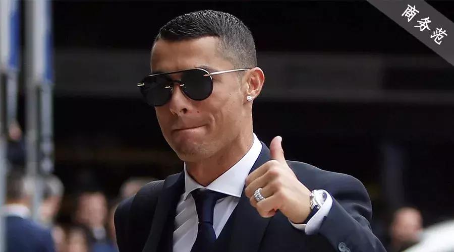 勒夫传递c罗,德国队主教练勒夫戴三色手环