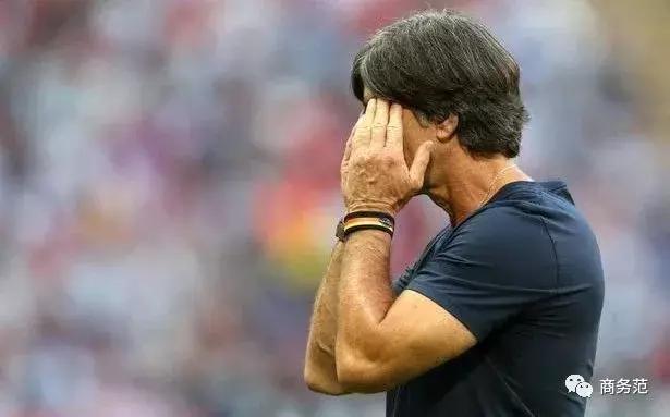 勒夫传递c罗,德国队主教练勒夫戴三色手环