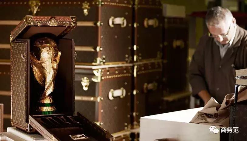 勒夫传递c罗,德国队主教练勒夫戴三色手环