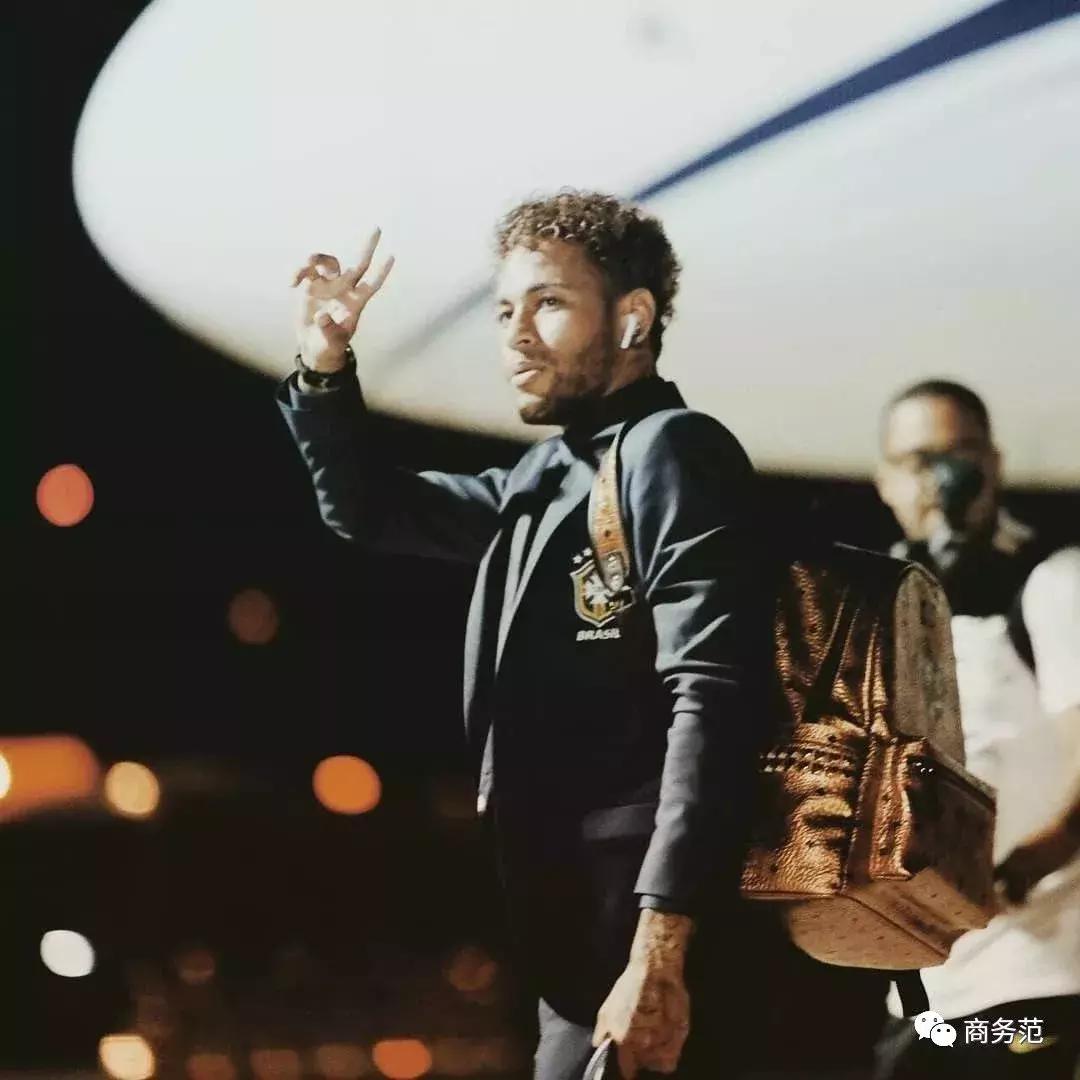 勒夫传递c罗,德国队主教练勒夫戴三色手环