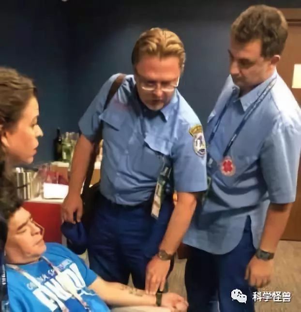 马纳多纳看球晕倒原来是这个“马达”坏了