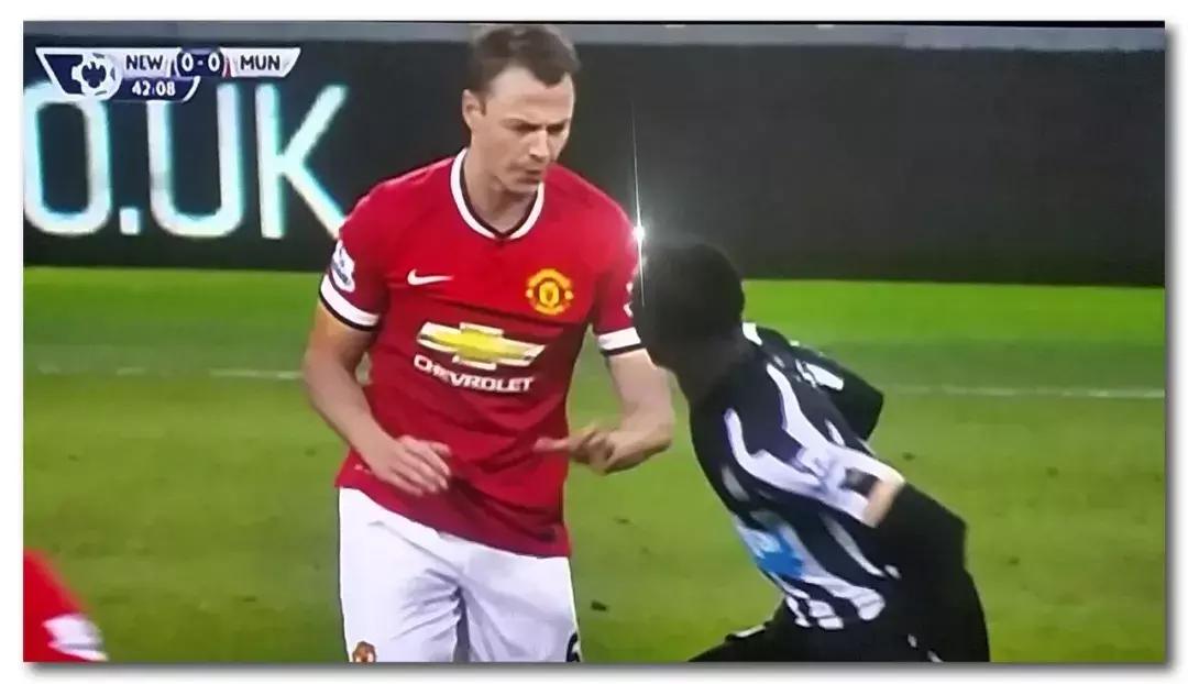 为什么足球场上的球员吐口水,足球场上吐痰不嫌脏吗