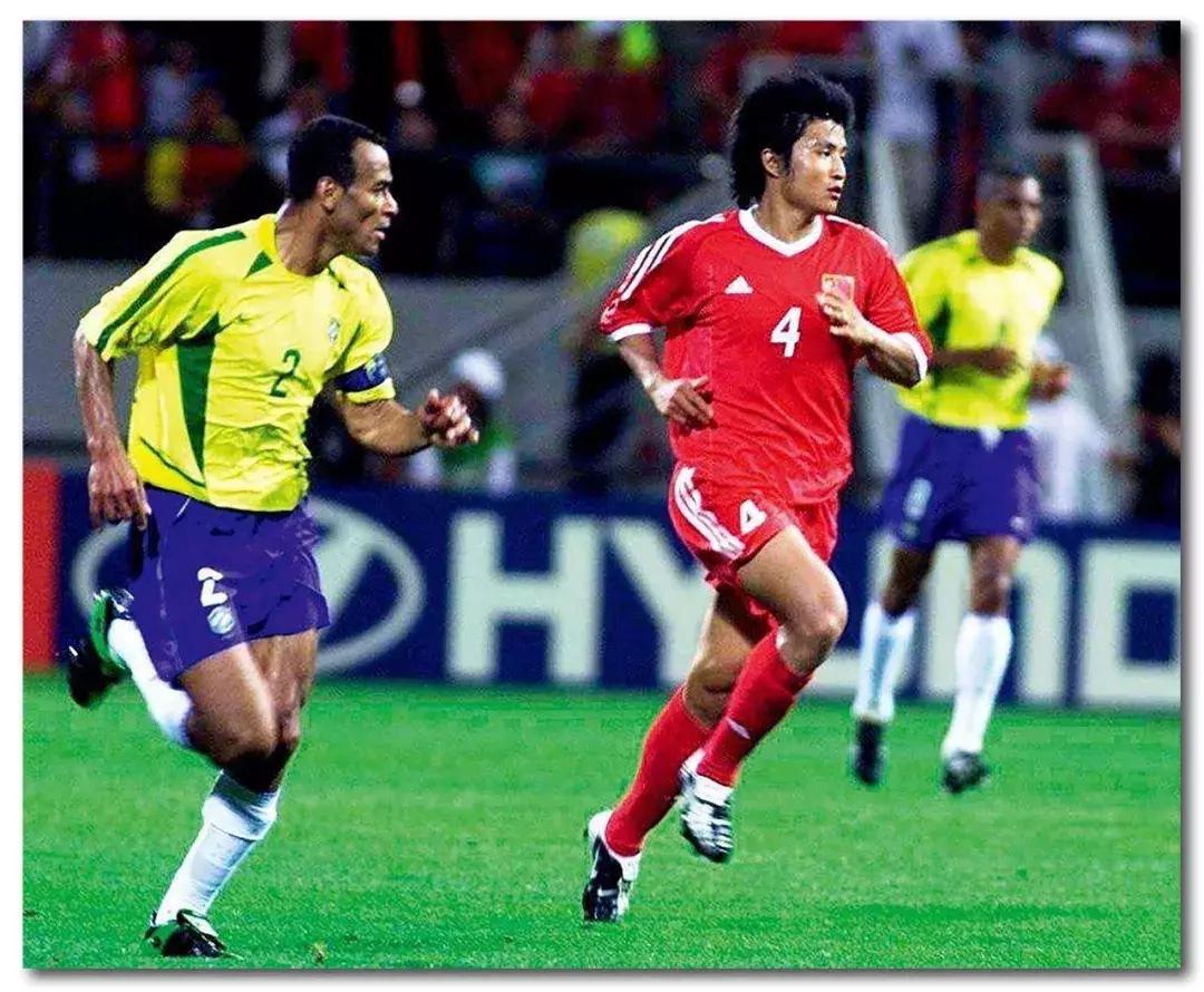 为什么足球场上的球员吐口水,足球场上吐痰不嫌脏吗