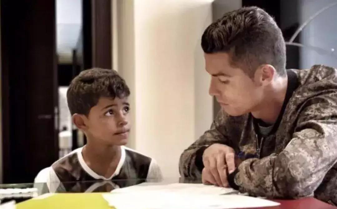 她曾是平凡的酒吧妹，却凭着这一点俘获了“钻石王老五”C罗