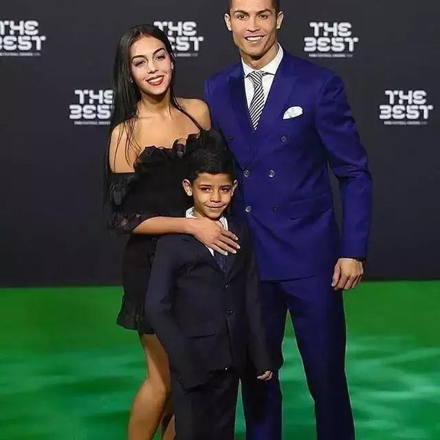 她曾是平凡的酒吧妹，却凭着这一点俘获了“钻石王老五”C罗