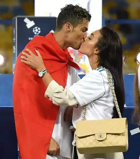 她曾是平凡的酒吧妹，却凭着这一点俘获了“钻石王老五”C罗