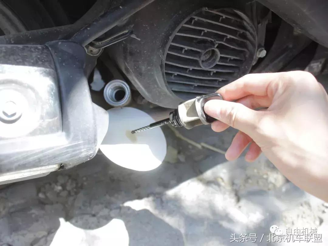 摩托车真机油和假机油有什么区别,怎样鉴别摩托车机油是否正常