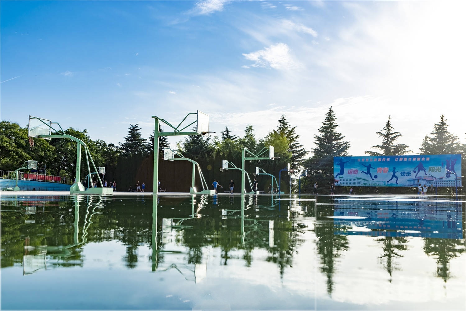 西安思源学院校园风景照片,西安思源学院航拍视频