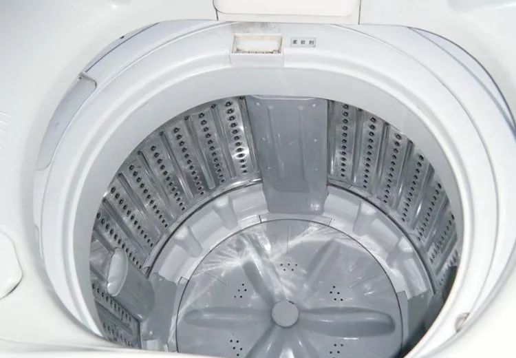 洗衣机里放多了清洁液全是泡泡,洗衣机里放点盐
