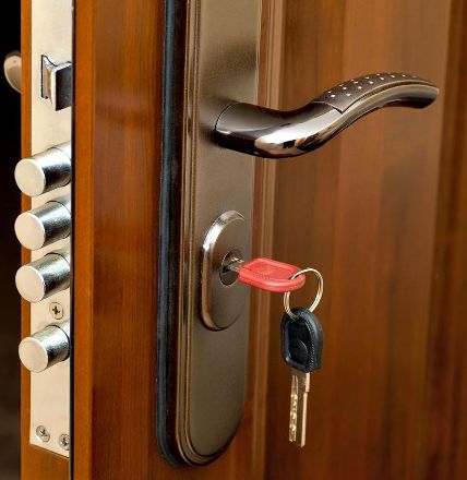 半夜有人拿钥匙开门要报警吗,紧急提醒睡前在门锁里插上钥匙