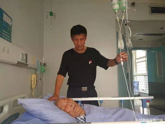 老人做心脏手术88岁,医生跪地给百岁老人做手术