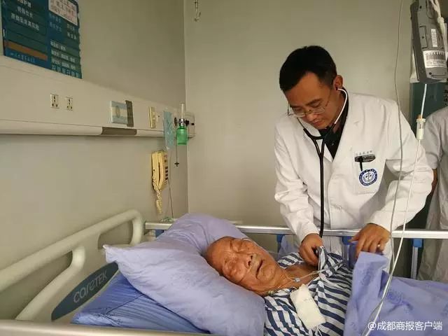 老人做心脏手术88岁,医生跪地给百岁老人做手术