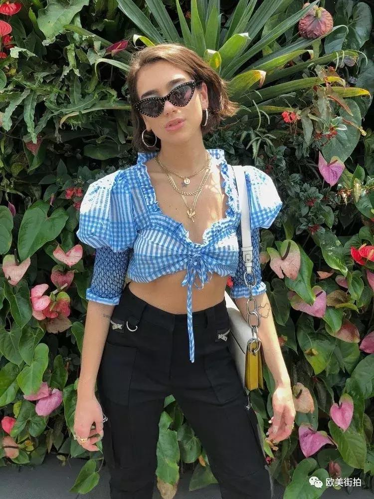 上身短白t恤下身怎么配好看,上身短下身长衣服穿搭