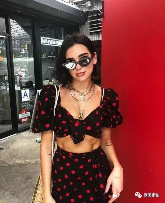 上身短白t恤下身怎么配好看,上身短下身长衣服穿搭