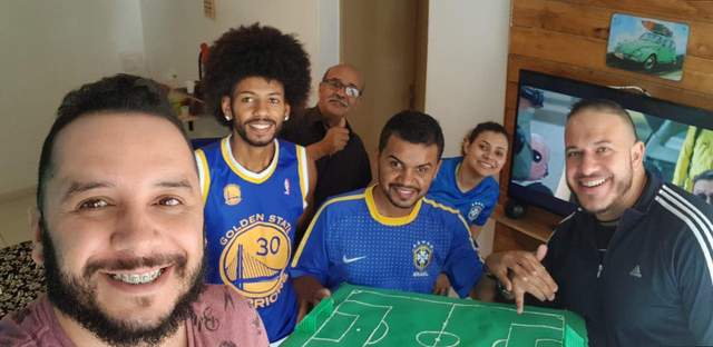 为了帮助盲人朋友感受世界杯，这几个外国人发明了这个足球场！