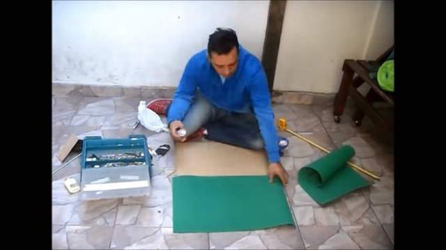 为了帮助盲人朋友感受世界杯，这几个外国人发明了这个足球场！