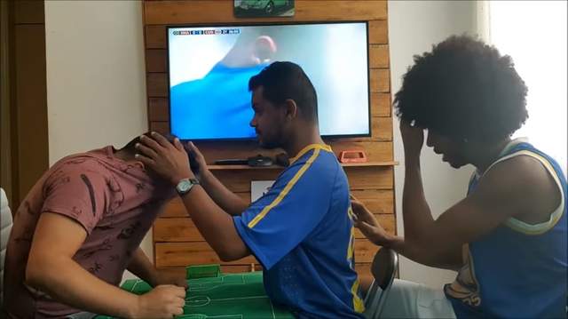 为了帮助盲人朋友感受世界杯，这几个外国人发明了这个足球场！