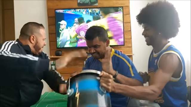 为了帮助盲人朋友感受世界杯，这几个外国人发明了这个足球场！