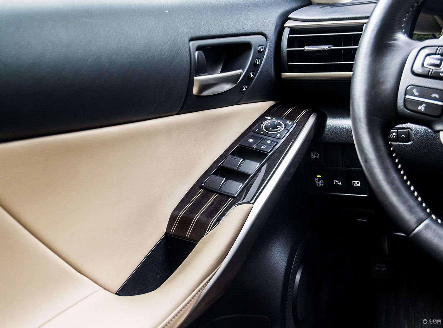 试雷克萨斯IS300高于BBA品质这款进口后驱性能车年轻人一定喜欢