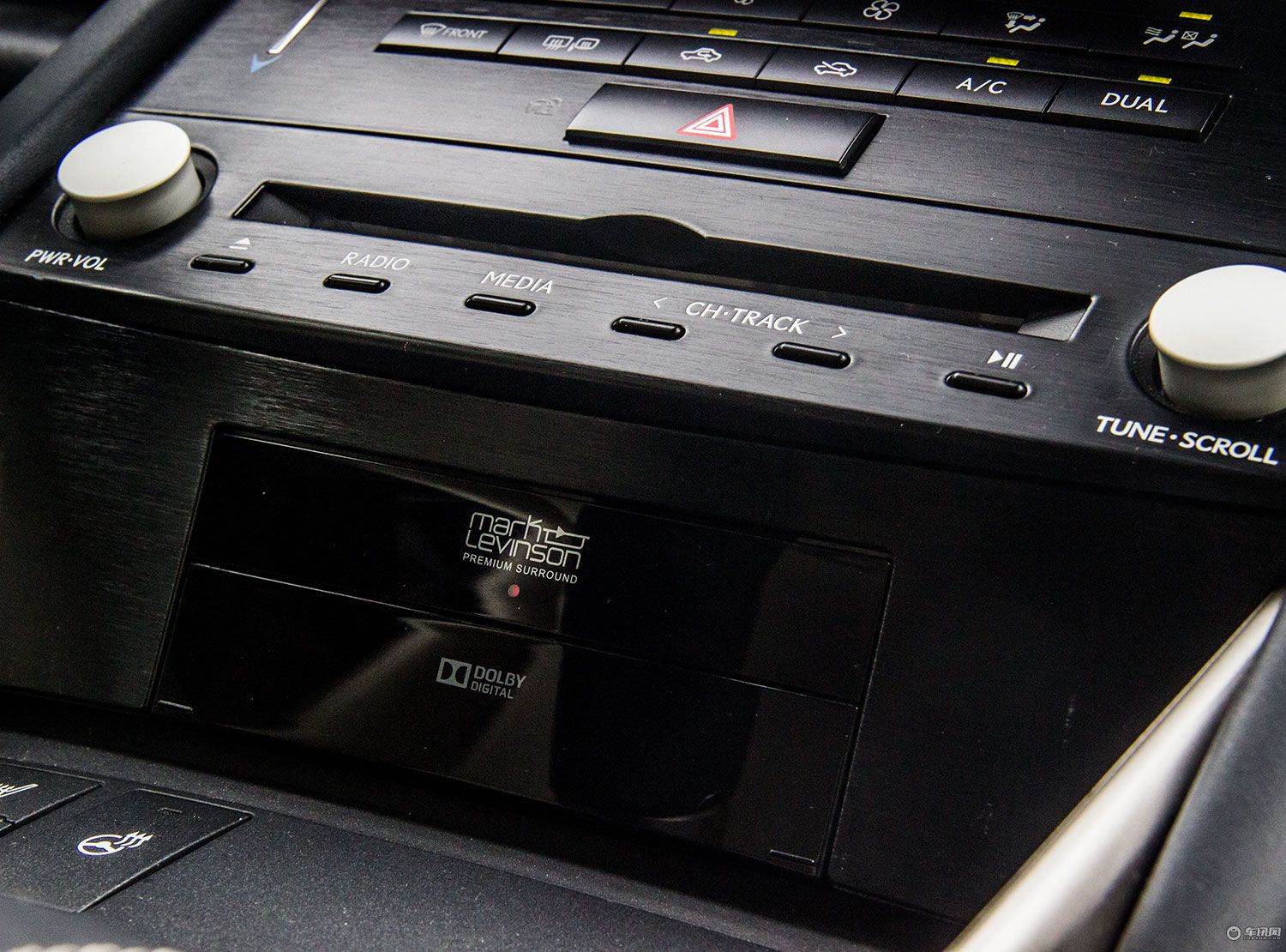 试雷克萨斯IS300高于BBA品质这款进口后驱性能车年轻人一定喜欢