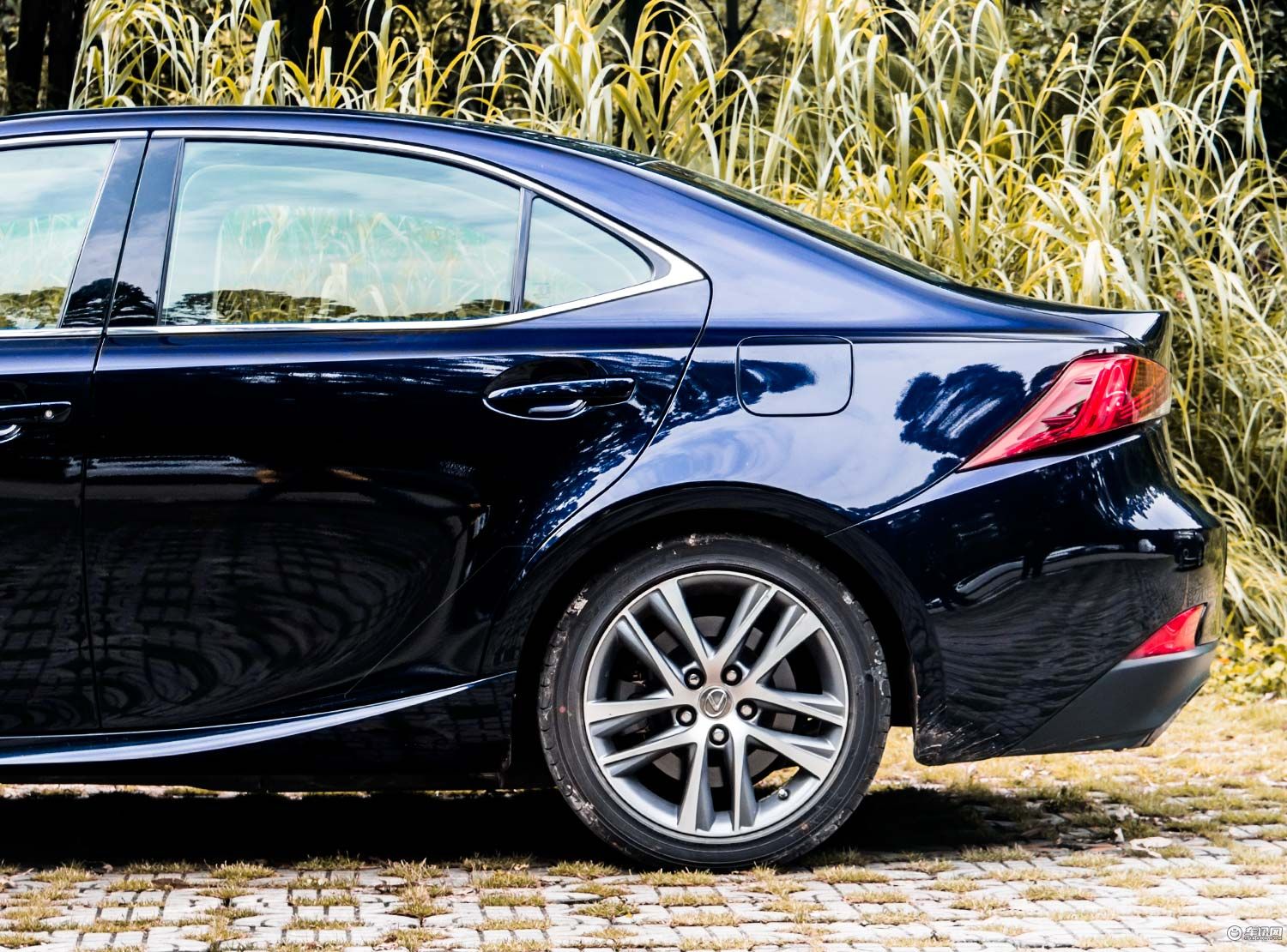 试雷克萨斯IS300高于BBA品质这款进口后驱性能车年轻人一定喜欢