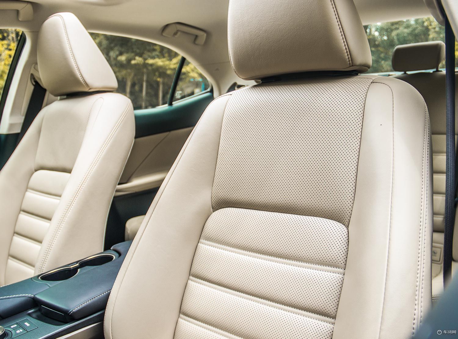 试雷克萨斯IS300高于BBA品质这款进口后驱性能车年轻人一定喜欢