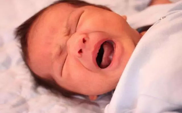 宝宝正在玩突然大哭撕心裂肺,小孩连续半夜嚎啕大哭