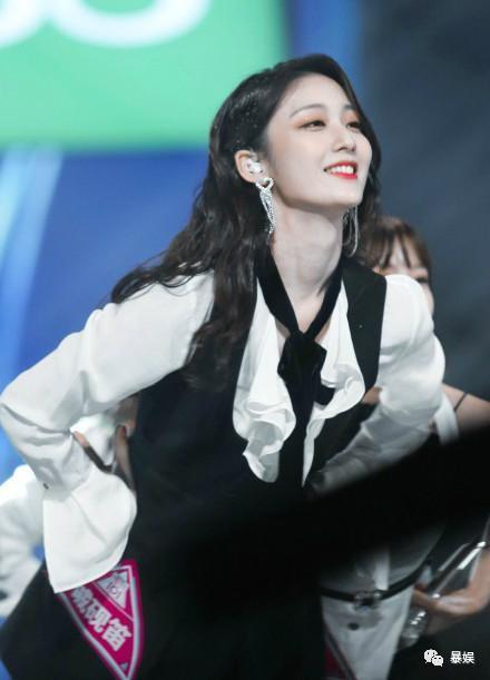 杨超越吴宣仪同框超靓丽,杨超越吴宣仪穿粉红衣服