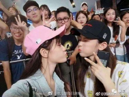 杨超越吴宣仪同框超靓丽,杨超越吴宣仪穿粉红衣服