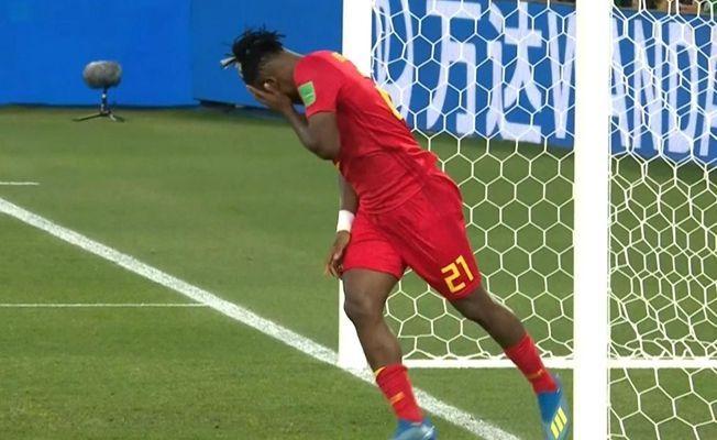 足球世界杯小伙,足球进球后对手一起庆祝搞笑