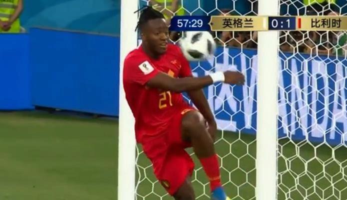 足球世界杯小伙,足球进球后对手一起庆祝搞笑