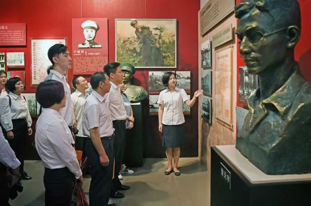 「献给中国*产党共**成立97周年」大就要有大的样子！