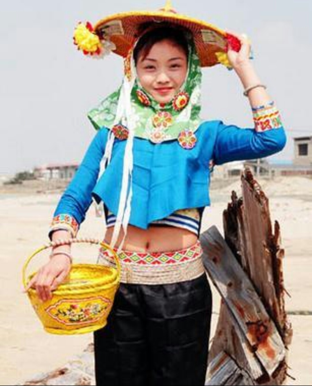福建民俗奇观夫妻路上遇到不相识，崇武古城探秘三大渔女之惠安女