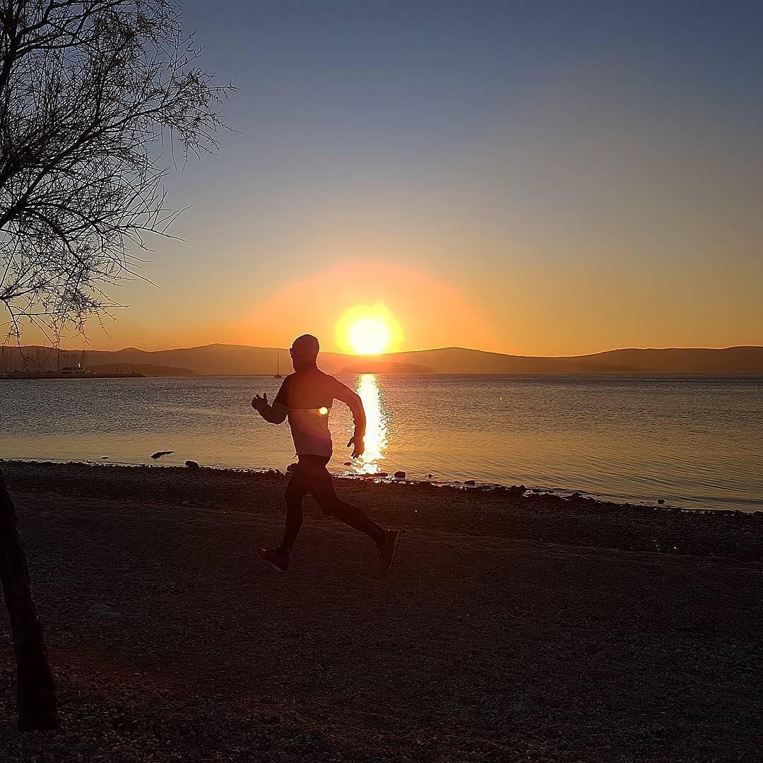 跑步后小腿后面的筋疼是什么原因,跑步后小腿骨头一按就疼怎么回事