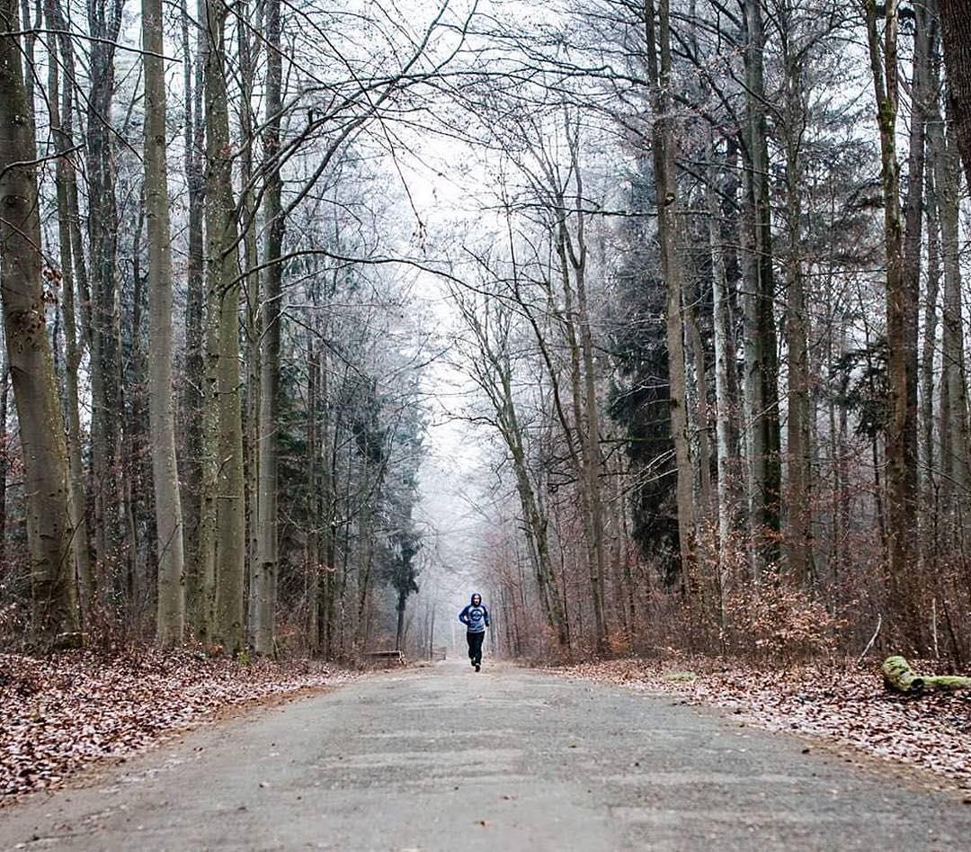 跑步后小腿后面的筋疼是什么原因,跑步后小腿骨头一按就疼怎么回事