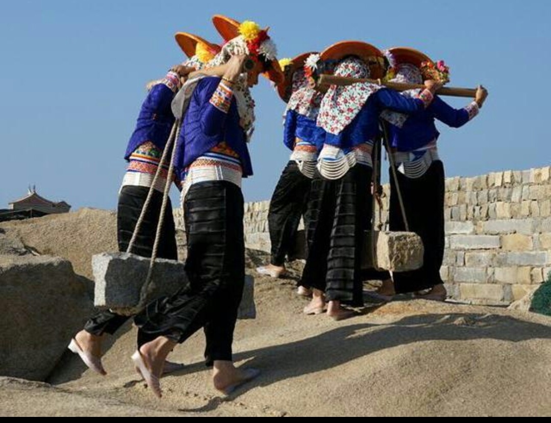 福建民俗奇观夫妻路上遇到不相识，崇武古城探秘三大渔女之惠安女