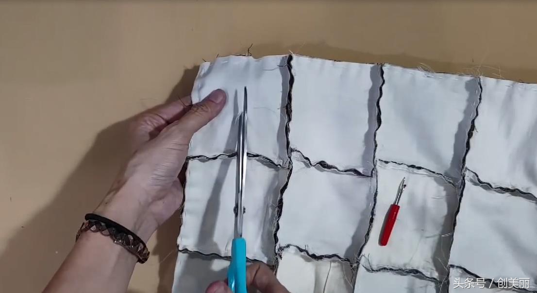 旧衣服撕成布条简单编织时尚坐垫,旧衣服改造三轮车坐垫简单做法