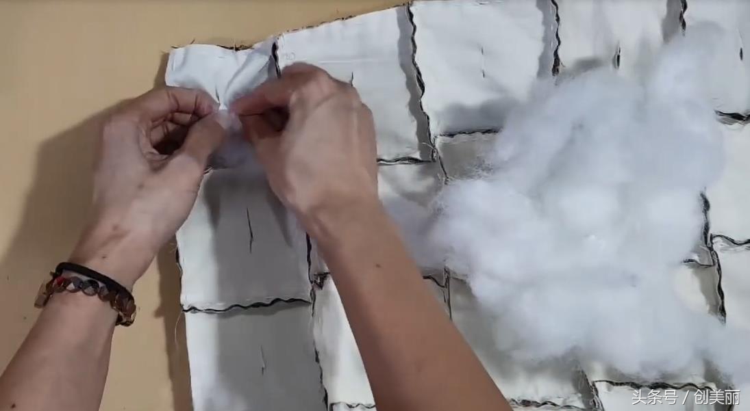 旧衣服撕成布条简单编织时尚坐垫,旧衣服改造三轮车坐垫简单做法