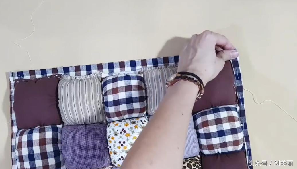 旧衣服撕成布条简单编织时尚坐垫,旧衣服改造三轮车坐垫简单做法