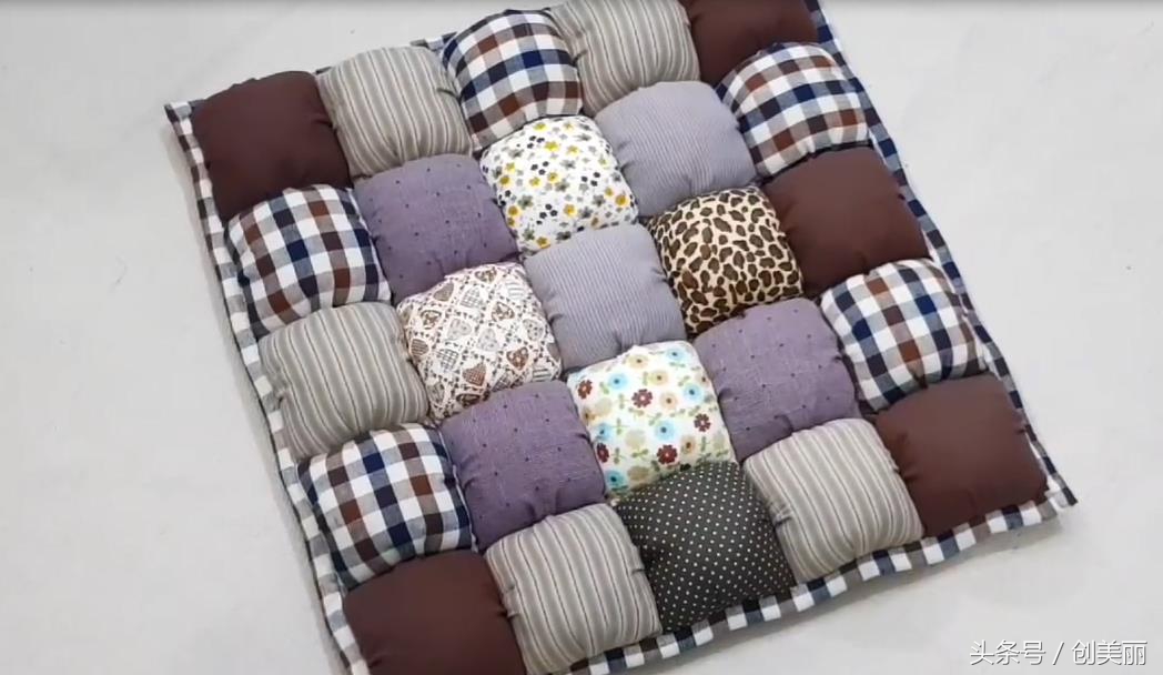 旧衣服撕成布条简单编织时尚坐垫,旧衣服改造三轮车坐垫简单做法