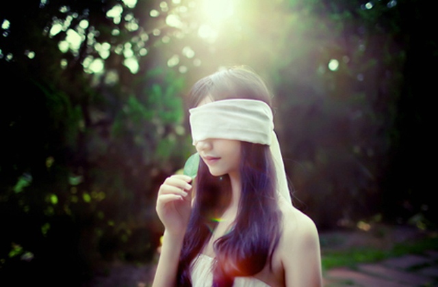 她欣喜的侧躺在他的身边,伸手环住他腰际,感受着他火热的余温