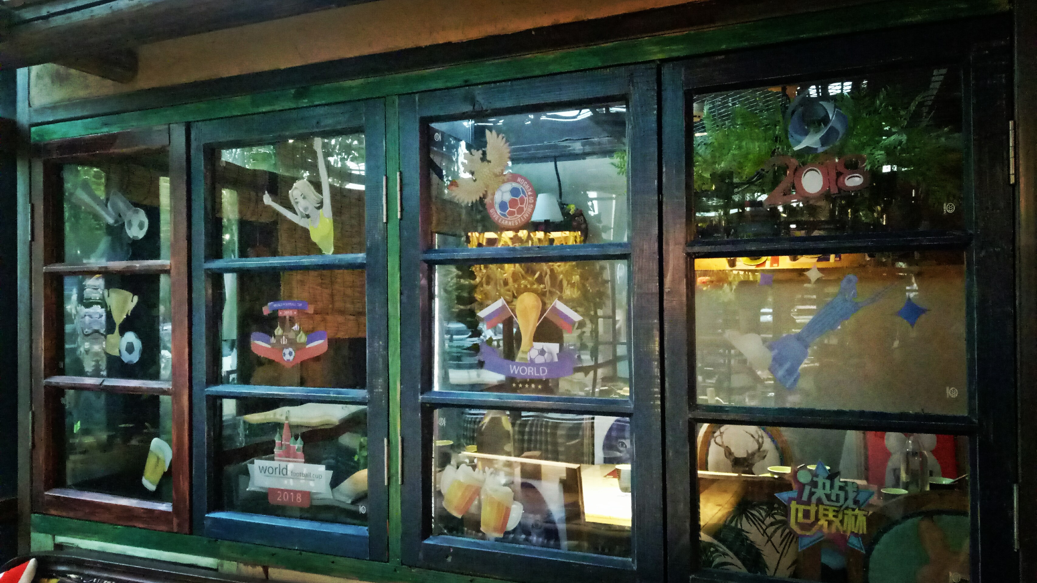 郑州有个音乐酒馆看球爆满，球迷不用去天台排队，连梅西都想来了